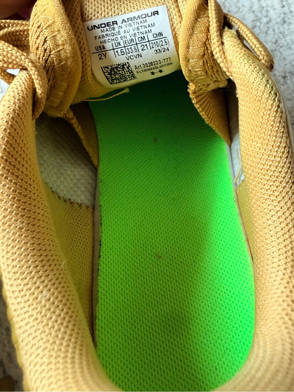 Under Armour Kids Size 2 Gold Cleats with Black Logo - Picture 6 of 6
